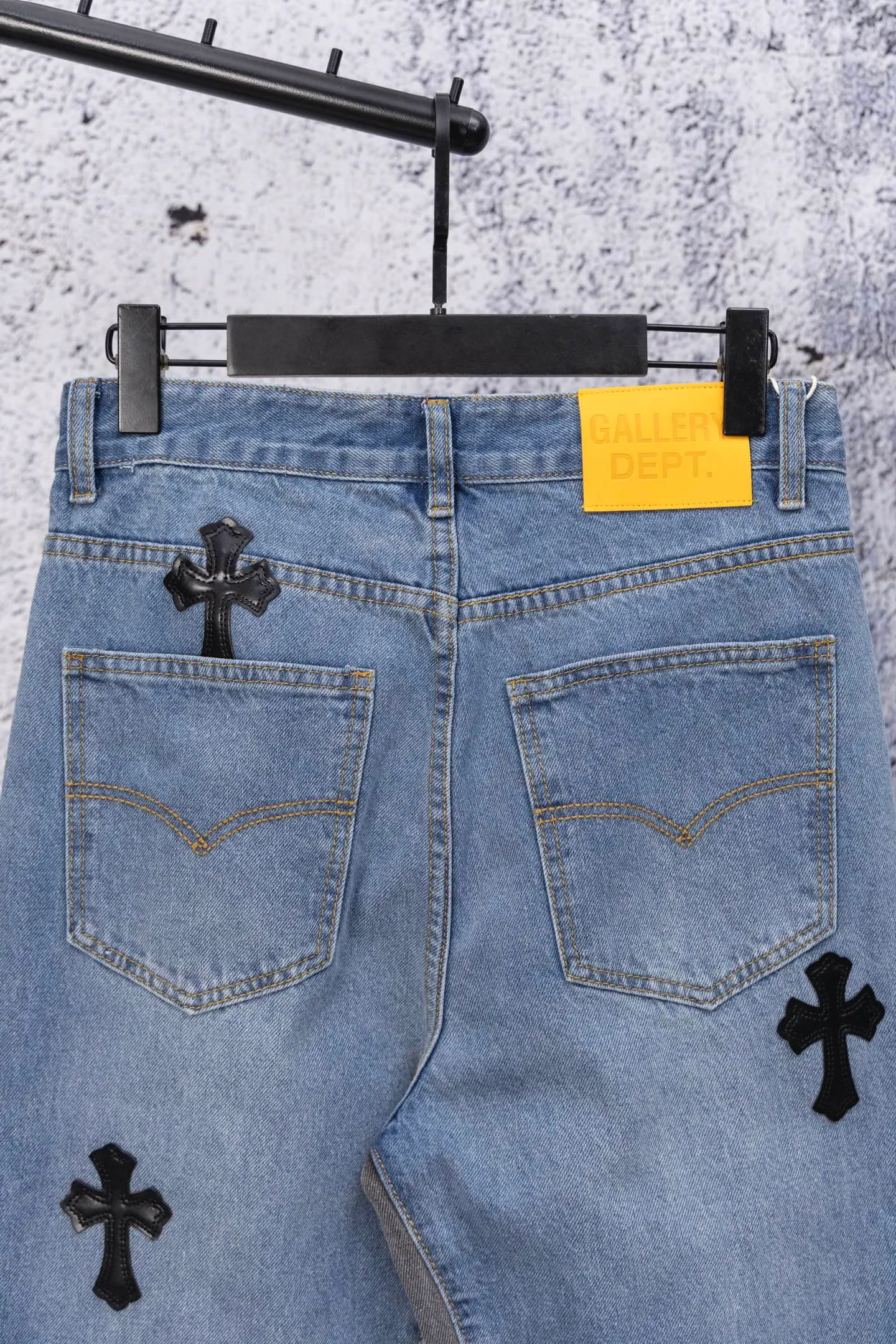 💰270 GALLERY DEPT. Vintage multi-leather splicing cross loose washed flared jeans to truly restore the ultimate texture of Vintage. Original hardware accessories, washed and other elevators, QR code analysis are all purchased from the original factory, high degree of restoration, you are welcome to compare the products~ Three-dimensional version Loose and comfortable, not picky about the figure, taller and slimmer, factory Seiko, original factory quality control, same style for men and women, can be matched with couples, versatile recommendation, must-have jeans for all seasons Size: 28-30-32-34 Color: blue gray